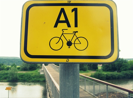 Označení cyklostezky A1 (u radotínské lávky přes Berounku)