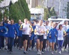 Běžci probíhají Prvomájovou ulicí a směřují ke stadionu TJ Sokol Radotín.<br />Foto: MČ Praha 16, Jana Černá