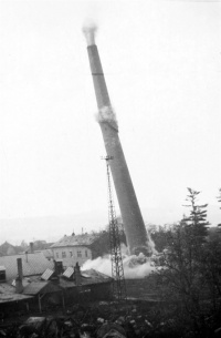 Bourání cementárny.