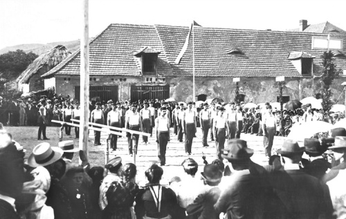 Cvičení sokolů za stodolou Drchotova statku (1908)