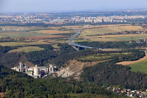 Radotínské údolí z ptačí perspektivy - vpravo od cementárny přírodní památka Radotínské skály, za ní v roklině skrytý Orthocerový lůmek