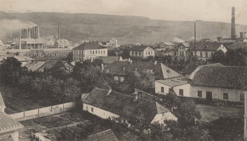 Střed průmyslového maloměsta v roce 1912, foceno od školy u kostela