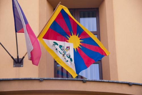 Na radotínské radnici vlaje tibetská vlajka, 8.3.2024
