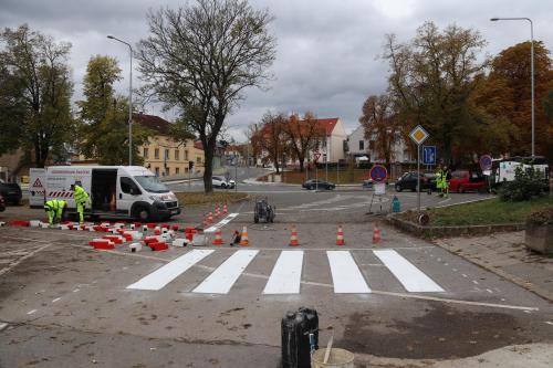 Instalace značení, propojení křižovatky s parkovištěm u obchodního centra, 31.10.2023