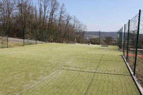 Plocha určená pro míčové hry v zeleni za vyústěním ulice Radkovská