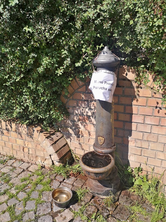 Porouchané pítko u&nbsp;školy, 9.7.2024