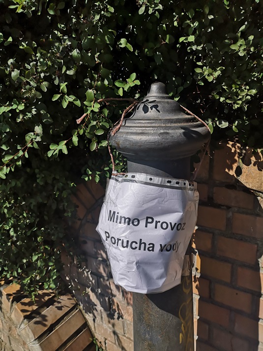 Porouchané pítko u&nbsp;školy, 9.7.2024