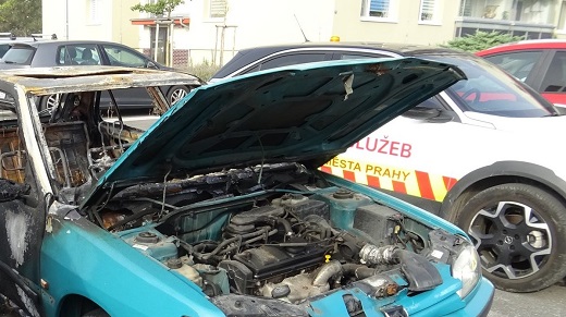 Vrak automobilu v&nbsp;ulici Na&nbsp;Betonce