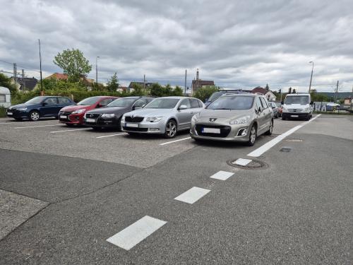 Parkoviště u haly v novém kabátě
