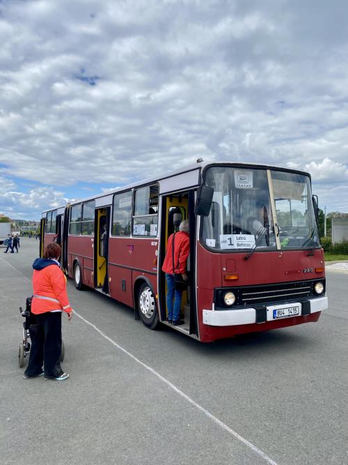 Historické autobusy v ulicích Radotína v rámci oslavy Dne dětí
