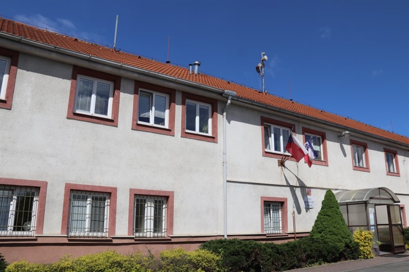 Na místě bývalé akumulátorky na náměstí Osvoboditelů č. p. 21 vyroste část nového Centra Radotín. Všichni úředníci odsud budou přestěhováni během následujících dvou měsíců. 