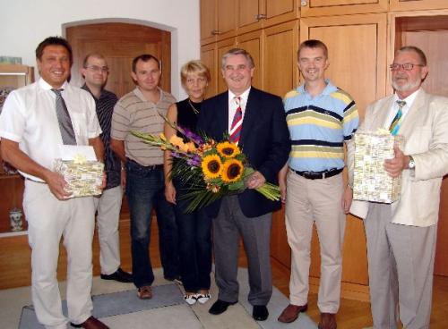 Starosta Heinz Karg slaví v&nbsp;těchto dnech významné životní jubileum - 60&nbsp;let (na fotce zprava Georg Tretter, starostové Karel Hanzlík a&nbsp;Heinz Karg, Jitka Kuhtzová, Miroslav Knotek, Pavel Jirásek a&nbsp;Theo Lorenz).Foto: Město Burglengenfeld