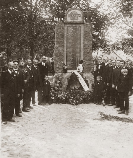 Odhalení pomníku obětem války v roce 1921
