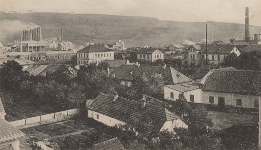 Střed průmyslového maloměsta v roce 1912, foceno od školy u kostela