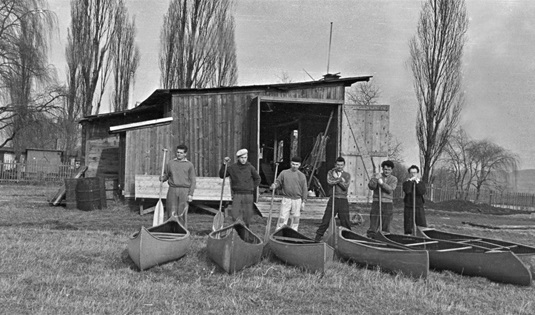 1956: Vodácký oddíl si v 50. letech v prostoru lázní zřídil klubovnu