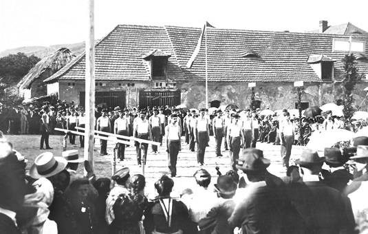 Cvičení sokolů za stodolou Drchotova statku (1908)