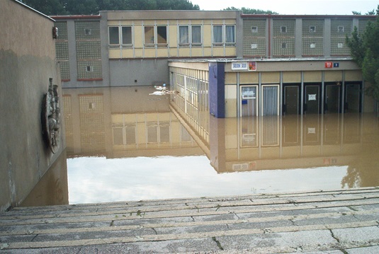 Základní škola patřila v srpnu 2002 k nejvíce zasaženým objektům v Radotíně