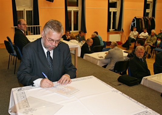 Jan Stárka při podpisu zastupitelského slibu, 15.11.2010