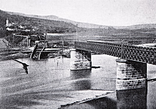 V Mokropsích vydržel původní železniční most jen deset let. V roce 1872 ho strhly povodně. 
