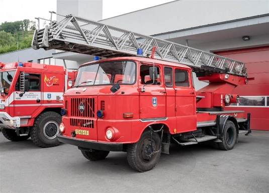 Hasičské vozidlo z roku 1986, které Městská část Praha 16 vydražila v internetové aukci za 128 tisíc korun. 