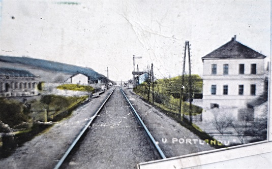 Do 30. let 20. století měla trať jen jednu kolej. Snímek je ze starého nadjezdu u restaurace U Portlandu. 