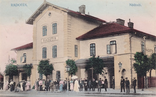 Nejstarší dochovaný snímek radotínské nádražní budovy pochází patrně z roku 1903.