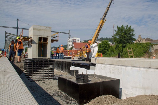 Postup stavebních prací na nových podchodech - na radotínském nádraží a podchod, který bude sloužit pěším a cyklistům po uzavření přejezdu v ulici Na Betonce, 28.6.2021