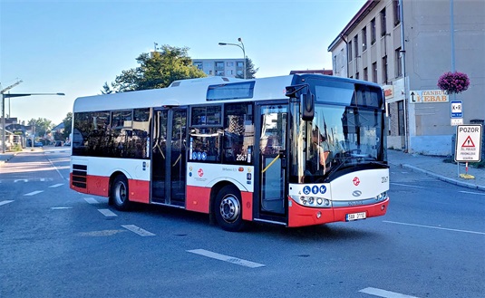 Autobus vyjíždějící z Nádraží Radotín
