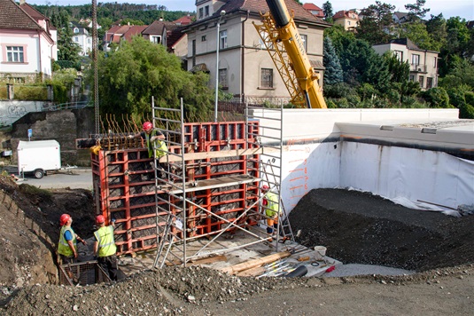 Postup stavebních prací na tunýlku v Prvomájové ulici a kresby na zdi kolem trati, 15.8.2021