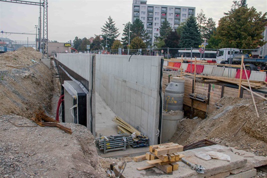Postup stavebních prací na nových podchodech - na radotínském nádraží a podchod, který bude sloužit pěším a cyklistům po uzavření přejezdu v ulici Na Betonce, 4.10.2021