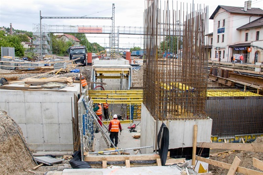 Postup stavebních prací na nových podchodech - na radotínském nádraží a podchod, který bude sloužit pěším a cyklistům po uzavření přejezdu v ulici Na Betonce, 26.5.2021