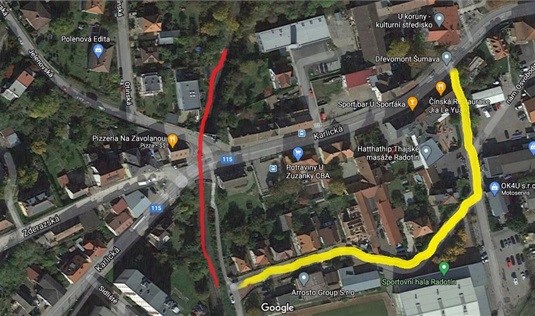 20.2. - 6.3.2021 oprava rozchodu koleje na vlečce k radotínské cementárně. Červeně je vyznačena opravovaná oblast, žlutě pohyb vozidel stavby.