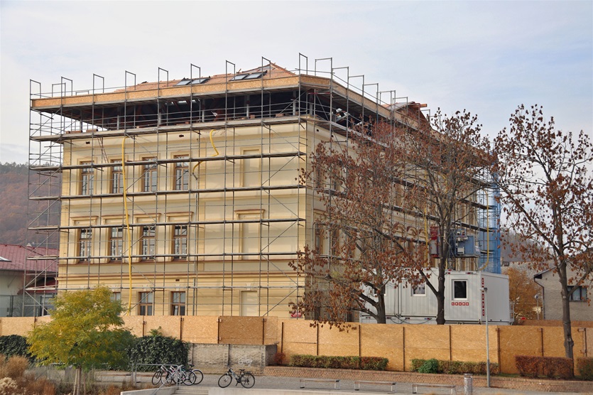 Poslední patro historické budově školy přibylo v letech 2018-2019