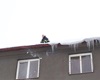 Dobrovolní hasiči likvidují nebezpečné rampouchy, Radotín 13.1.2010<br />Foto: Bc. V. Dbalý
