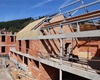 Na stavbě Kulturně komunitního centra Koruna pokračuje instalace konstrukce střechy a spojovací lávky mezi starou a novou budovou Koruny, 30.7.2020.