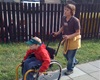 Před radotínským obchodním domem Albert si mohli návštěvníci vyzkoušet, jaké to je používat v běžném životě invalidní vozík.<br />Foto: MČ Praha 16, Mgr. Miroslav Knotek