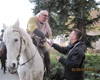 Starosta Mgr. K. Hanzlík předává Horymírovi listinu s poselstvím starostovi Neumětel, 2.3.2013, foto: Ing. Binhack