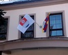 Autor: Emil Souček<br />
Tibetská vlajka (vpravo) s vlajkou Městské části Praha 16 na budově radotínské radnice v ul. Václava Balého