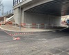 Modernizace trati. Pokládka litého asfaltu na komunikaci pod mostem, instalace zábradlí i veřejného osvětlení. 7.12.2020