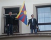 Starosta MČ Praha 16 Karel Hanzlík (vpravo) a místostarosta Miroslav Knotek vyvěšují tibetskou vlajku
