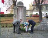 Věnec k pomníku na náměstí Osvoboditelů položili starosta Mgr. K. Hanzlík a jeho zástupce Mgr. M. Knotek<br />Foto: Ing. Pavel Jirásek